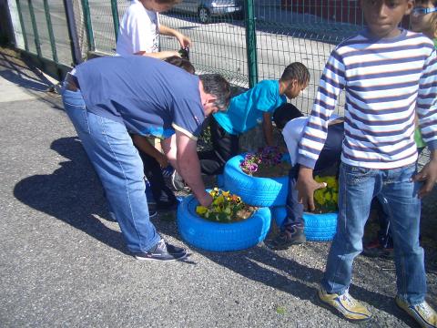 Plantação de flores nos pneus previamente pintados pelos pais dos alunos.
Embelezamento dos espaços exteriores.